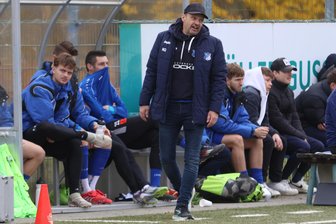 Mentaler Zusammenbruch: VfB Empor Glauchau kassiert gegen Bishofswerdaer FV hohe Heimniederlage in der Fußball-Oberliga - Chefcoach Nico Quade (stehend) musste mit ansehen, wie seine Mannschaft in der zweiten Hälfte gegen Bischofswerda das Spiel aus der Hand gab.