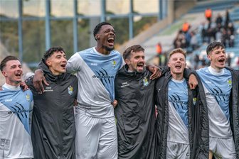 „Mentalität schlägt Qualität“: die Stimmen zum Überraschungssieg des Chemnitzer FC gegen Dynamo Dresden - Der Jubel bei den Chemnitzer Spieler nach dem Sieg gegen Dynamo war groß. Auch Niclas Walther (rechts), der nach 107 Minuten völlig entkräftet raus musste, fand noch Kraftreserven, um mitzufeiern.
