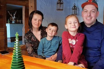 "Menü unter Sternen": Klingenthaler planen Pop-up-Restaurant an Top-Aussichtspunkt - Betreiben das Restaurant Zur Alten Schule in Klingenthal: Sandy und Nico Dürrschmidt mit den beiden Kindern Pascal und Melina. Weil die Familie im Haus lebt, sind die Kinder auch bei der Arbeit im Restaurant oft dabei. 