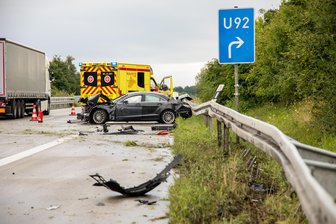 Mercedes, BMW und Sattelschlepper beteiligt: Heftige Unfallserie auf A 72 bei Stollberg - Ein Unfall nahe Stollberg hat am Mittwochabend auf der A 72 in Richtung Hof für Einschränkungen gesorgt.