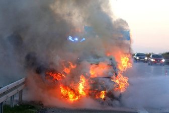 Mercedes brennt auf A 4 bei Hohenstein-Ernstthal aus - Ein Mercedes brannte auf der A 4 bei Hohenstein-Ernstthal aus.