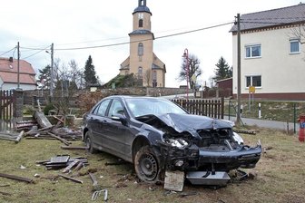 Mercedes durchbricht Zaun - Fahrer flüchtet zu Fuß -