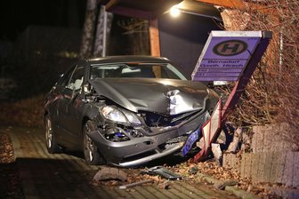 Mercedes-Fahrer fährt in Haltestellenhäuschen - 