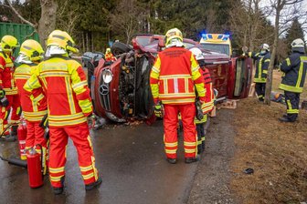 Mercedes-Fahrer stößt frontal gegen Baum - In Oberwiesenthal ist am Mittwoch ein Mercedes-Fahrer von der Straße abgekommen.