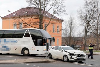 Mercedes-Fahrerin bei Kollision mit Reisebus verletzt -