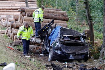 Mercedes fliegt aus Kurve: Zwei Menschen sterben zwischen Memmendorf und Oberschöna - Beamte am Sonntag an der Unglücksstelle.