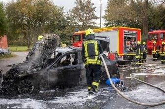 Mercedes geht an B 174 in Flammen auf - Der Mercedes brannte komplett aus.