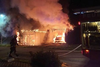Mercedes in Carport brennt komplett aus -