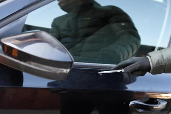 Mercedes in Plauen zerkratzt: 10.000 Euro Schaden - Auto-Zerkratzer wieder in Plauen unterwegs. Diesmal wurde ein Mercedes attackiert.