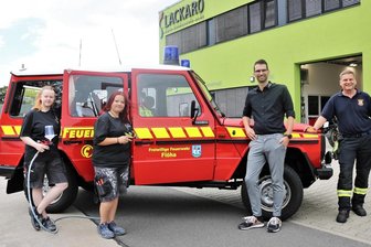 Mercedes, Jahrgang 1992 glänzt wie neu: Feuerwehrleute aus Flöha möbeln Fahrzeug-Oldie auf - Bei der Lackierung des Mercedes Benz 250 GD der Freiwilligen Feuerwehr Flöha halfen auch die Auszubildenden Fabienne Treuner (l.) und Lea Bartzsch (2.v.l.) mit. Stadtwehrleiter Silvio Schindler (r.) bekam das Fahrzeug von Lackaro-Geschäftsführer Benjamin Liebert (2.v.r.) aus Chemnitz übergeben.