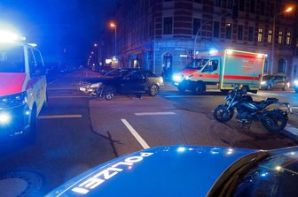 Mercedes knallt gegen Motorrad -