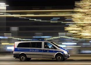 Mercedes kollidiert mit Polizeiauto -