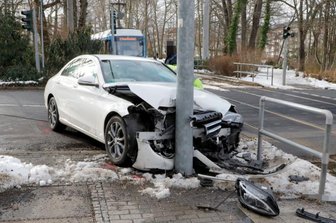 Mercedes kollidiert mit Straßenbahn -