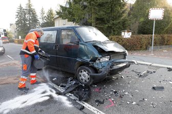 Mercedes kollidiert mit VW-Bus -