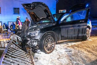 Mercedes kommt am Ortseingang von Jahnsbach ins Schleudern -