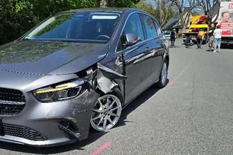 Mercedes kracht in Plauen gegen Möbeltransporter - Der Mercedes war nach einer Kollision mit einem Möbeltransporter nicht mehr fahrbereit.