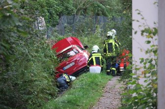 Mercedes landet im Floßgraben -