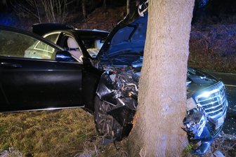 Mercedes Maybach kracht gegen Baum - Drei Schwerverletzte -