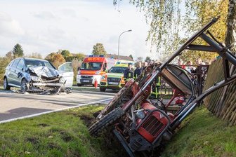 Mercedes prallt auf Traktor -
