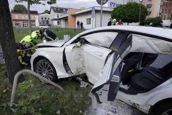 Mercedes prallt gegen Baum -