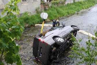 Mercedes stürzt in die Göltzsch - Bergungseinsatz in Mylau: Ein Mercedesfahrer hatte beim Ankoppeln seines Wohnanhängers vergessen, die Fahrstufe abzuschalten und die Handbremse zu ziehen. Das Auto stürzte drei Meter tief in die Göltzsch.