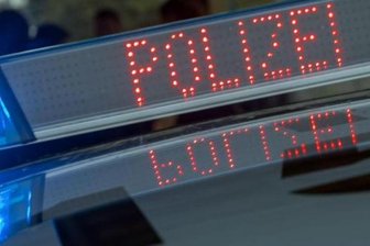 Mercedes überholt mit riskantem Manöver Polizisten - Drei Beamte waren in Reichenbach auf Motorrädern unterwegs. Ein Autofahrer überholte sie trotz Gegenverkehr und zwang einen Polizisten zum Ausweichen.