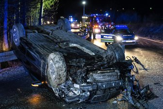Mercedes überschlägt sich bei Wildbach - Beifahrer gesucht - Ein Mercedes ist in der Nacht zu Samstag auf der Schneeberger Straße von der Fahrbahn abgekommen, hat sich überschlagen und ist auf dem Dach liegengeblieben.