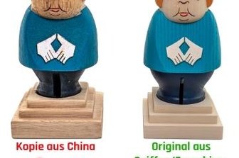 Merkel-Figur kopiert - Die beiden Merkel-Figuren im Vergleich.