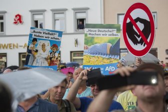 Merkel in Annaberg-Buchholz - Der Live-Ticker zum Nachlesen - Nach Polizeiangaben störten etwa 150 Personen durch lautstarke Pfiffe und Rufe.