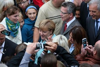 Bad in der Menge: 5000 Zuschauer verfolgten den Auftritt der Kanzlerin in Zwickau.