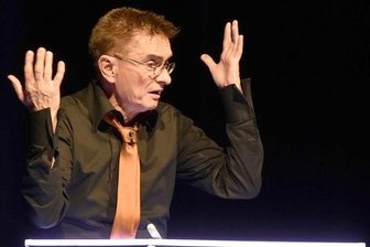 Merkel-Parodist zielt schon mal auf Scholz - Scharfzüngig, unerbittlich und tiefgründig: Mathias Richling bot am Sonntag dem Publikum im König-Albert-Theater Bad Elster politisches Kabarett vom Feinsten. 