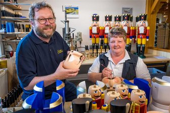 Merkel sei Dank: Seiffener Volkskunst baut Produktion aus - Seiffener Volkskunst stellt vor allem Nussknacker her, in letzter Zeit aber auch zunehmend prominente Räucherfiguren. Im Bild: Sven Reichl mit Mitarbeiterin Annett Werner.