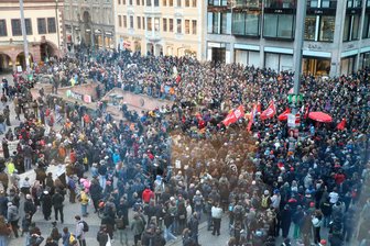 Merkels Rüffel für Merz - Protest gegen Friedrich Merz und die CDU in Leipzig. Auch in anderen Städten gingen die Menschen auf die Straße.