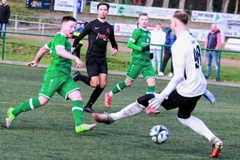 Merkur beweist in der zweiten Halbzeit Moral - Andreas Knoll (links) trifft zum 1:1 für den SV Merkur Oelsnitz. Am Ende besiegten die Vogtländer den Meeraner SV mit 4:1. 