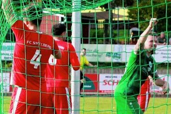 Merkur dreht in zweiter Halbzeit richtig auf - Merkurs Manuel Strobel bejubelt sein 3:2, Stollbergs Defensive ist konsterniert. 