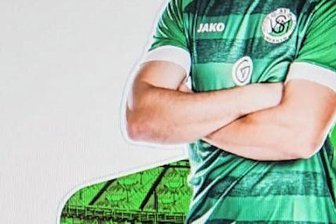 Merkur-Fans können Spieler sammeln - Den Werbeaufsteller für Merkurs Stickeralbum mit Top-Stürmer Robert Hofmann gibt es schon.
