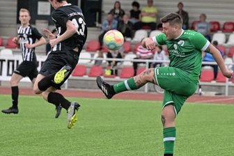 Merkur in Stollberg ohne Chance - tiDer Oelsnitzer Vincent Bobach (rechts) kann die Kugel zwar hier aus der Gefahrenzone schlagen, doch nicht immer kamen die Merkur-Spieler in solchen Situationen eher an den Ball.