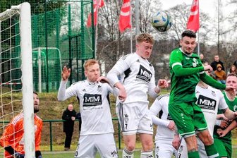 Merkur ist nur vor der Pause gut - Gedränge im Syrauer Strafraum: Der Oelsnitzer Dustin Wittig (rechts/grünes Trikot) steigt hier zum Kopfballduell mit Syraus Fabian Stein hoch. Am Ende triumphierten jedoch die Gäste von der Drachenhöhle mit 2:1. 