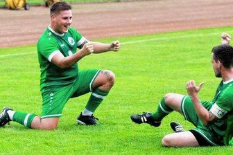 Merkur muss lange Anlauf nehmen - Merkur Oelsnitz in Feierlaune: Vincent Bobach (links) jubelt mit Torschütze Andreas Knoll.