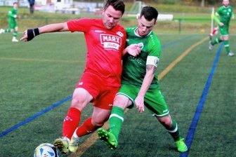 Merkur muss nach Mülsen - Nach dem 2:5 gegen Limbach-Oberfrohna müssen die Oelsnitzer Landesklasse-Kicker um Andreas Knoll (rechts, gegen den Limbacher Mirzet Botonjic) am Samstag in Mülsen ran.