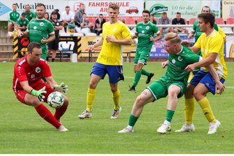 Merkur Oelsnitz feiert den ersten Saisonsieg - Keine Gefahr! Merkur-Keeper Daniel Thoß hat den Ball, Mitspieler Maximilian Röhling (grünes Trikot) blockt Mülsens Nils Frischmann.