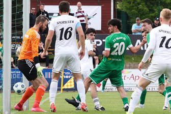 Merkur Oelsnitz gegen SC Syrau: „Spektakel können wir halt ganz gut!“ - Merkurs Doppeltorschütze Ardijon Gashi (Mitte/grünes Trikot) trifft hier aus Nahdistanz zum 3:2, Syraus Keeper Stefan Zoephel (links) ist machtlos.