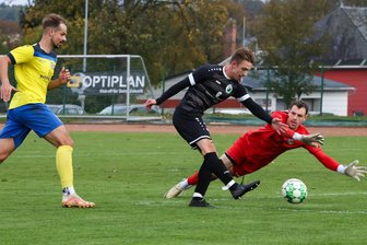 Merkur Oelsnitz im Fußball-Sachsenpokal: Raus ohne Applaus - Merkurs Felix Niemann erzielt in letzter Sekunde den Ehrentreffer, Dresdens Torwart Fabian Vogel kommt nicht mehr an den Ball.