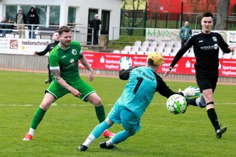 Merkur Oelsnitz: Manuel Strobel schießt Schlusslicht Rapid Chemnitz fast im Alleingang ab - Merkurs Manuel Strobel (links) erzielt hier das 4:0 gegen Rapid Chemnitz. Insgesamt traf er viermal.
