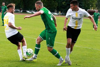 Merkur Oelsnitz: Schon wieder kommt ein Tabellenführer - Jakob Strobel (Mitte) im Spiel gegen Freiberg. Mit dem 2:0-Sieg stürzte Merkur den BSC vom Tabellenthron.