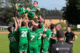 Merkur Oelsnitz sichert Klassenerhalt und verabschiedet den besten Schützen aller Zeiten - Das Team des SV Merkur ließ seinen Toptorschützen Robert Hofmann zum Abschied hochleben.