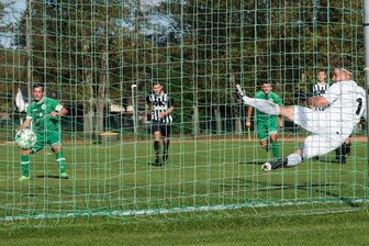 Merkur Oelsnitz siegt 3:0 – „Harry“ Oehm hebelt die Rapid-Abwehr aus - Merkur Oelsnitz – hier trifft Andreas Knoll per Elfmeter zum 1:1 gegen Stollberg – blieb auch in Chemnitz in der Erfolgsspur.