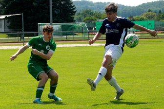 Merkur Oelsnitz startet beim VfB Auerbach II in die Punktspielsaison - Merkurs Manolo Pieschel (links) und seine Teamkameraden starten beim VfB Auerbach II in die neue Saison.