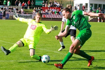 Merkur Oelsnitz vergeigt eine 3:1-Führung in der Verlängerung – und gewinnt doch noch! - Merkurs Steve Degenkolb – hier scheitert er an Radebeuls Keeper Philipp Schreiber – erzielte ein Tor und holte einen Elfmeter heraus.