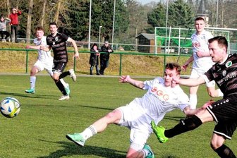 Merkur Oelsnitz verliert das Topspiel in der 93. Minute - In Hälfte 1 hatten die Oelsnitzer - Andreas Knoll (rechts) trifft hier nur das Außennetz - dicke Chancen zur Führung. Das Tor machte aber der Gast aus Zwickau in der Nachspielzeit.